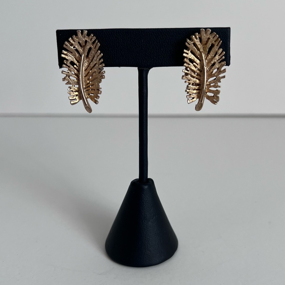 Elegant Vintage Gold Tone Feather/Leaf Clip Earrings